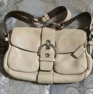 Coach Soho double pocket in beige/cream pebbled leather silver hardware